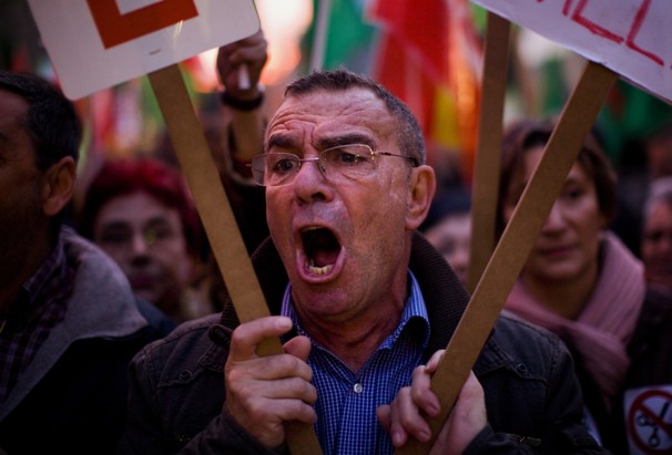 PER DISTRUGGERE L’ ECONOMIA DELLA SPAGNA SI STA COPIANDO LA GRECIA