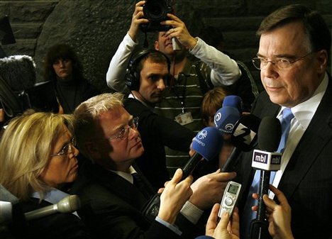POLITICI ALLA SBARRA IN ISLANDA E UNGHERIA
