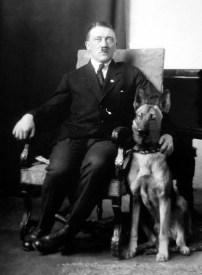 GIOCANDO CON HITLER E GLI ANIMALI