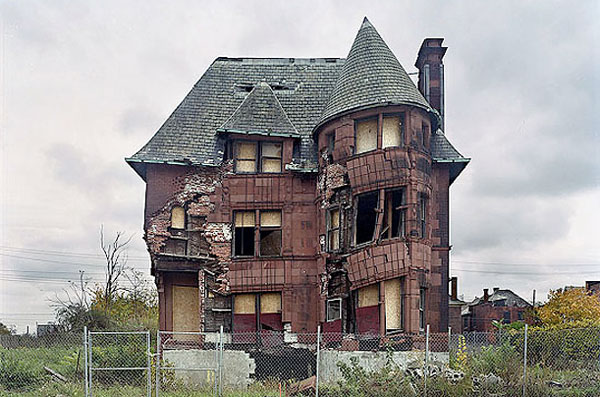 DETROIT: RISTRUTTURAZIONE O TRASFORMAZIONE ?