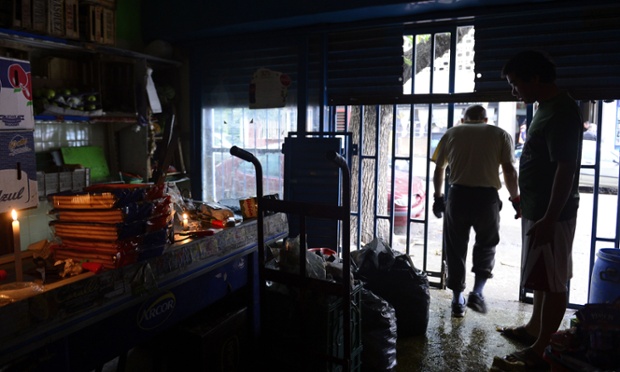 GRECIA: OGNI MESE TAGLIANO LA LUCE A TRENTAMILA FAMIGLIE