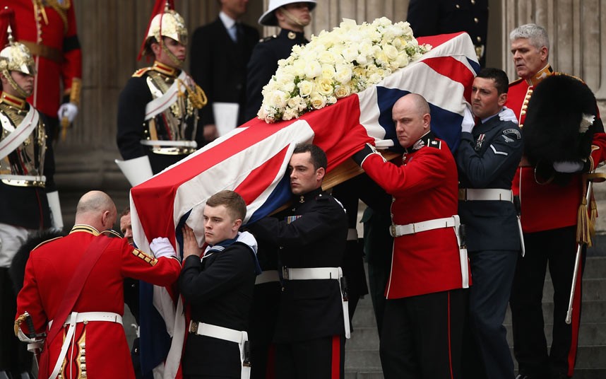 BALLATE PURE SULLA TOMBA DELLA THATCHER, MA RICORDATEVI CHE IN GRAN BRETAGNA C'E' STATO UN GOLPE