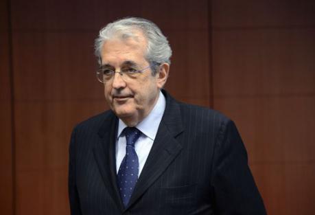 UNBANKED (SACCOMANNI RICONVERTE LA SCUOLA ALL'ASSISTENZIALISMO PER BANCHIERI)