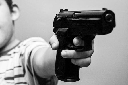 INSEGNARE A MIO FIGLIO A USARE LA PISTOLA