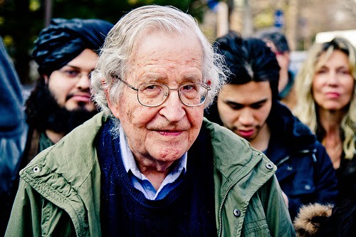 NOAM CHOMSKY IMMAGINA UN FUTURO DA VEGETARIANI