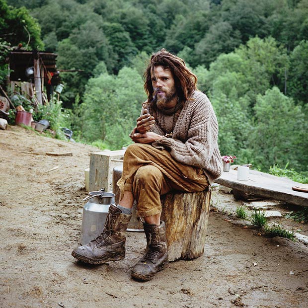 INTO THE WILD - AFFASCINANTI RITRATTI DI EUROPEI CHE HANNO ABBANDONATO LA CIVILTA' PER VIVERE DA SELVAGGI...COME E' SEMPRE STATO