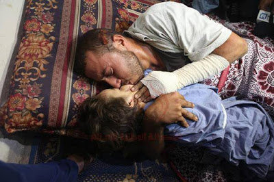 GAZA: L'ULTIMO BACIO ALLA PICCOLA FIGLIA UCCISA A GAZA DALL'IDF