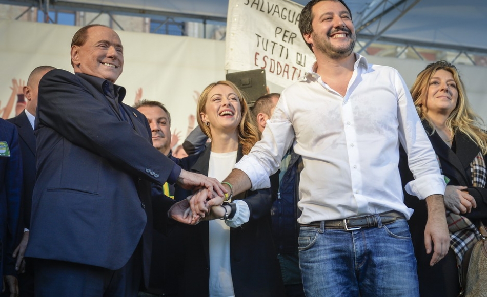 LA MANO DESTRA SI SPARA SUL PIEDE, MA ALMENO FA QUALCOSA