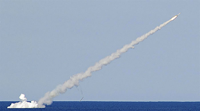 Vladimir Putin: missili contro ISIS armabili con testate nucleari. Ash Carter: siamo in guerra con l’ISIS. Il messaggio tra le righe