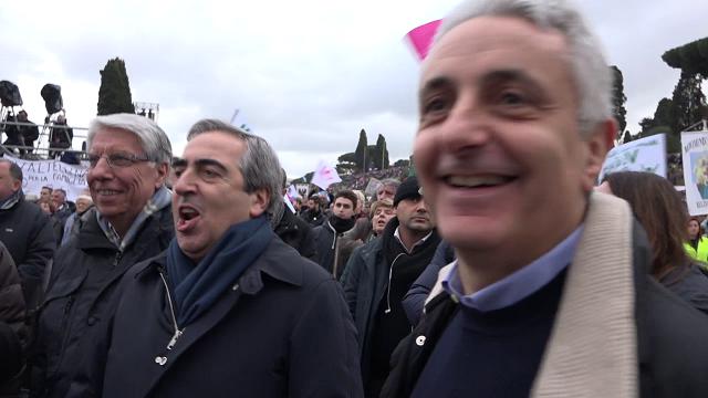 ATTENTI ALLE TERGA ! NOZZE E ADOZIONI GAY OSCURANO LA QUESTIONE SOCIALE