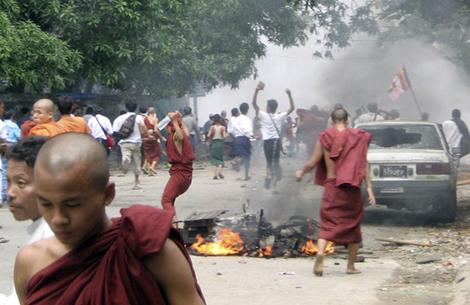 MYANMAR: I RETROSCENA