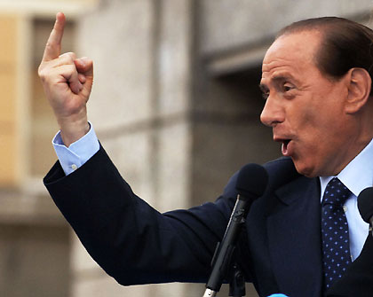 BERLUSCONI, UN DELIRIO CHE PARTE DA UN COMPLESSO D’INFERIORITA’