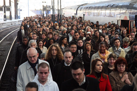 OLIGARCHIA PER POPOLI SUPERFLUI...