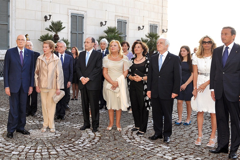 POLITICI SPENSIERATI IN FESTA AL QUIRINALE MENTRE IL POPOLO SOFFRE