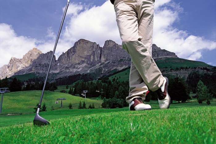 IL GOLF, ELOGIO DELLA RAGIONE BORGHESE-CAPITALISTA DI DEPREDAZIONE PARASSITARIA