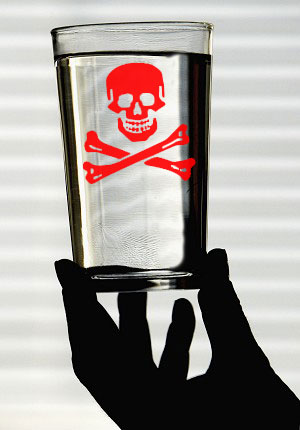 IL CASO CONTRO IL FLUORURO: INTOSSICARE I RUBINETTI