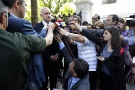 ACCUSE DI TRADIMENTO NEL PARLAMENTO GRECO
