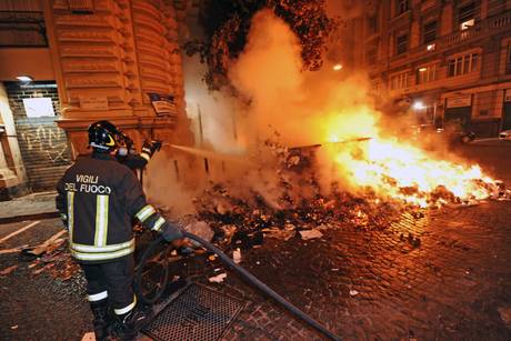 NAPOLI E’ LA GRECIA CHE GIA’ SIAMO (UNA GUERRA CIVILE PER GLI ANNI DIECI)