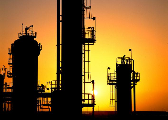 L’EMBARGO IRANIANO POTREBBE VELOCIZZARE LA CHIUSURA DELLE RAFFINERIE