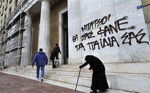 L'ECONOMIA GRECIA SI AVVITA MENTRE L'UE FORZA PER LA CATARSI FINALE