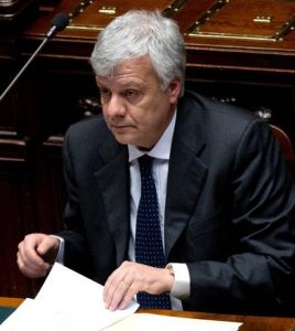 Il ministro dell'Ambiente, Gian Luca Galletti, durante il question time in aula alla Camera, Roma 12 marzo 2014. ANSA/CLAUDIO PERI
