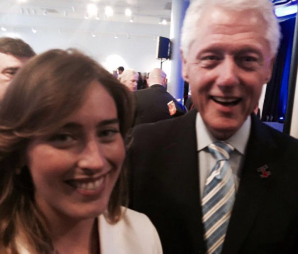 L`accordo della fondazione Clinton da il via alla campagna Anti-Trump in Italia.