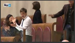 de-vito-annuncia-bocciatura-bilancio-proteste-in-aula