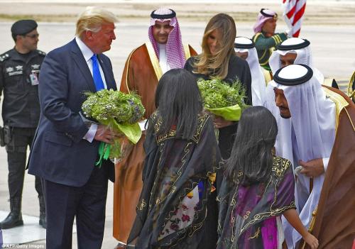 Trump sigla "il più grosso accordo sulle armi della storia americana" (350 miliardi di dollari) con gli arabi