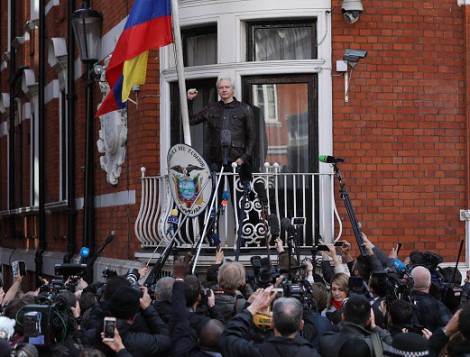 Colpire Julian Assange: la storia sottaciuta