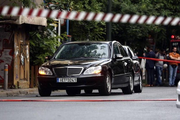 Pacco bomba esplode nell'auto dell'ex primo ministro greco Papademos