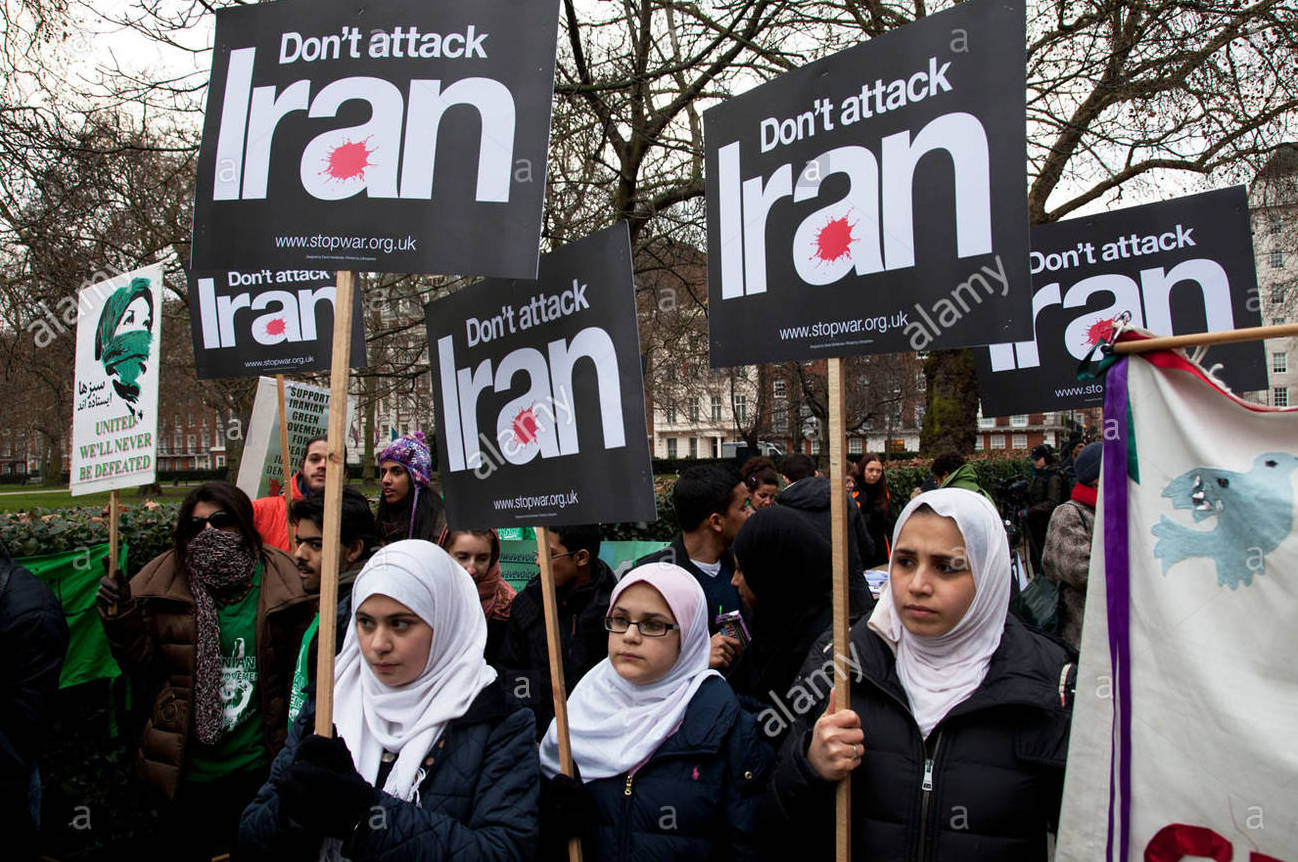 Ragazze mussulmane manifestano a Londra contro la guerra all'Iran
