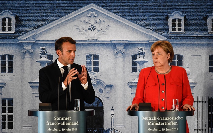 Gli economisti italiani insistono a chiedere all'Europa, ma quelli esteri dicono che l'Italia può crearsi una sua moneta