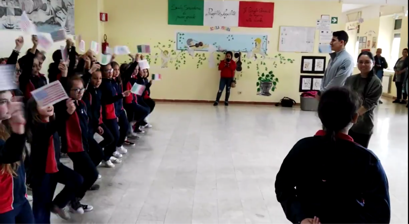 Arrivano a scuola i militari USA e i bambini li accolgono con l’Inno dei Marines