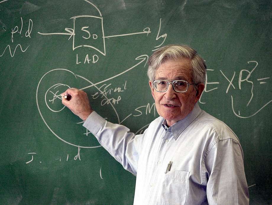Noam Chomsky compie 90 anni: come un anarchico americano è più che sopravvissuto