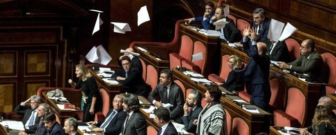 Il re è nudo, ma tutti guardano da un’altra parte