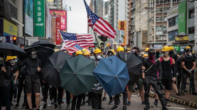 Autopsia della Rivoluzione Colorata – Mosca e Hong Kong