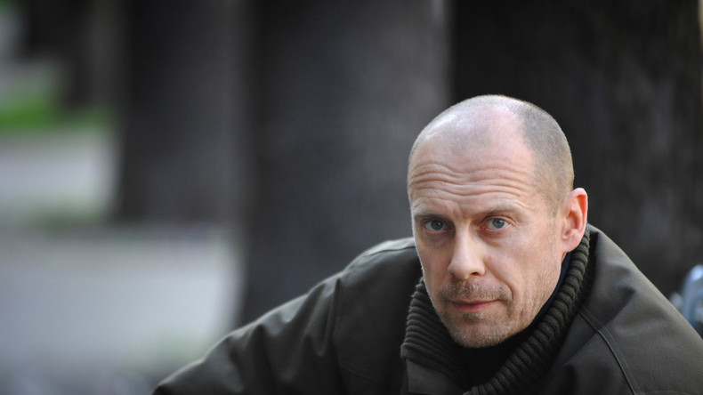 Alain Soral condannato a due anni di prigione per aver condiviso il video rap anti-Rothschild: “Gilets-Jaunes”