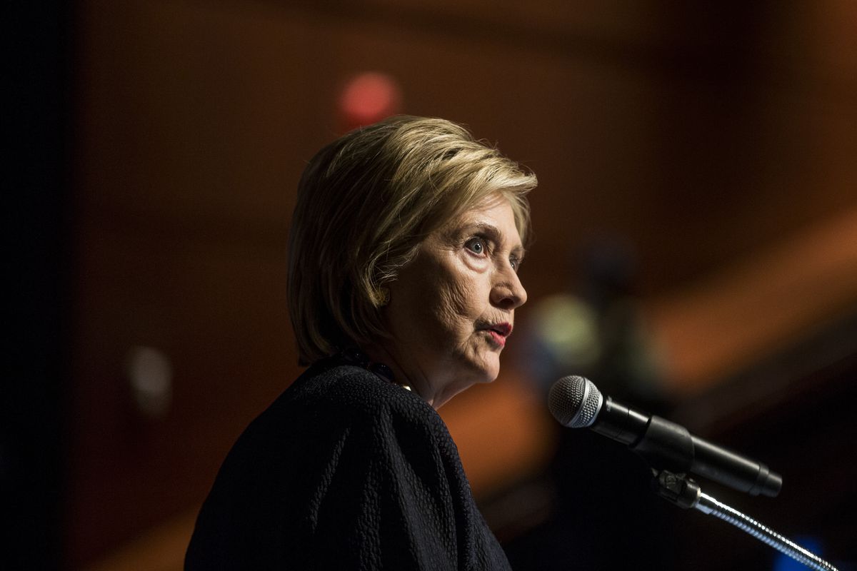 L’orrore di Halloween! Hillary Clinton spera ancora di entrare alla Casa Bianca a cavallo della sua scopa