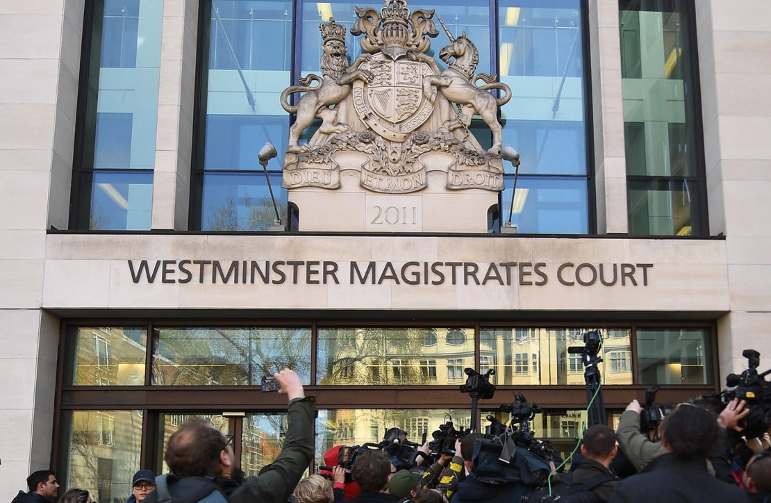 I legami finanziari con l’establishment militare britannico del giudice di Julian Assange e di suo marito rivelati da WikiLeaks