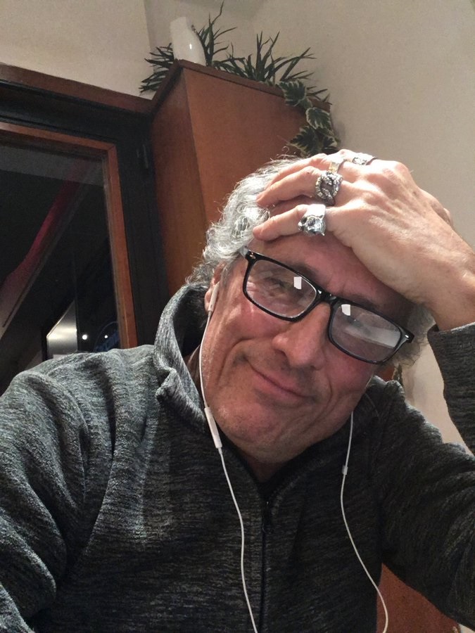 Paolo Barnard mani fra i capelli