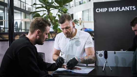 Installazione chip sottocutaneo Biohax