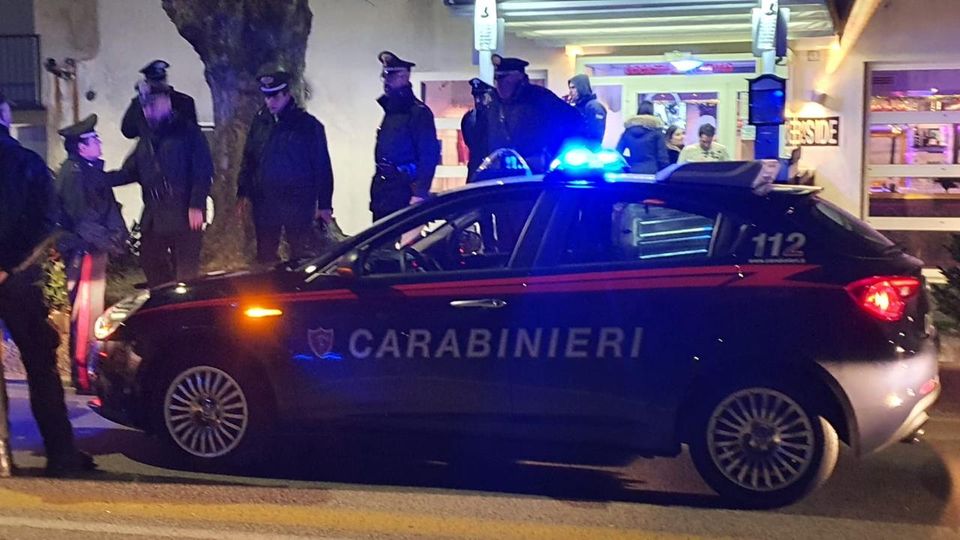 Pizza e panino a casa con amici, blitz di 10 carabinieri: “Dateci i documenti”