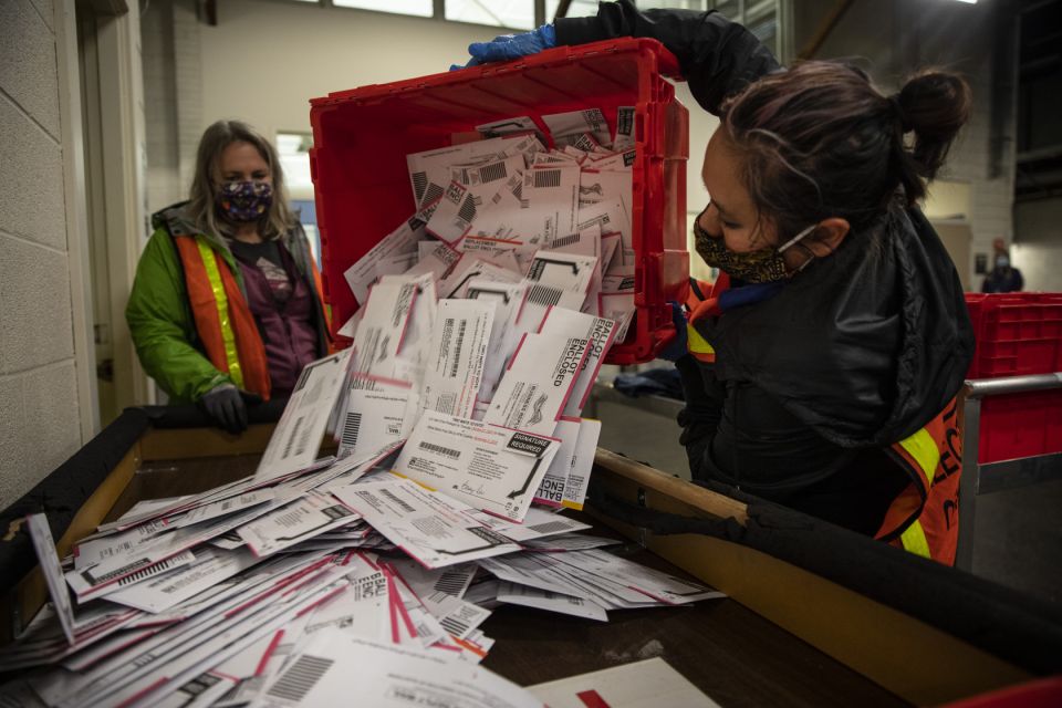 L’inaffidabilità del voto per posta, lo stop and go dei conteggi e il gioco sporco dei sondaggi
