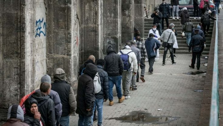 Genova, in coda per la mensa dei poveri, multati per assembramento