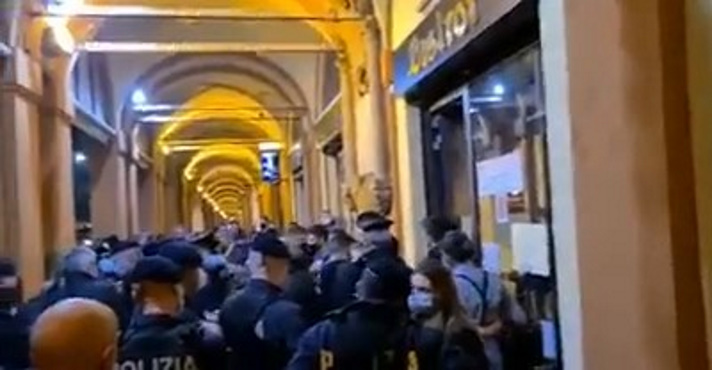 Bologna: le grida del ristoratore contro Conte e Polizia per la chiusura della sua attività!