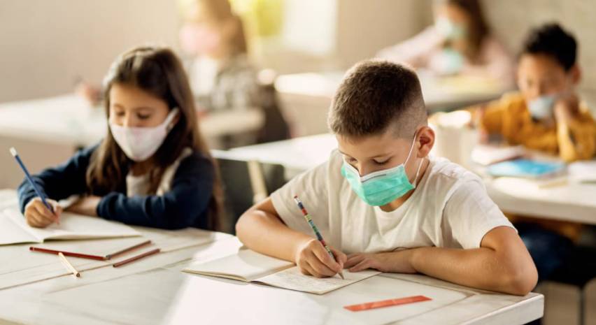 bambini in classe con mascherina