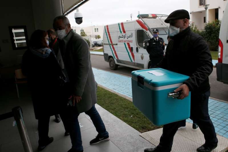 Una spiegazione sulla faida dei vaccini tra AstraZeneca e l’Europa