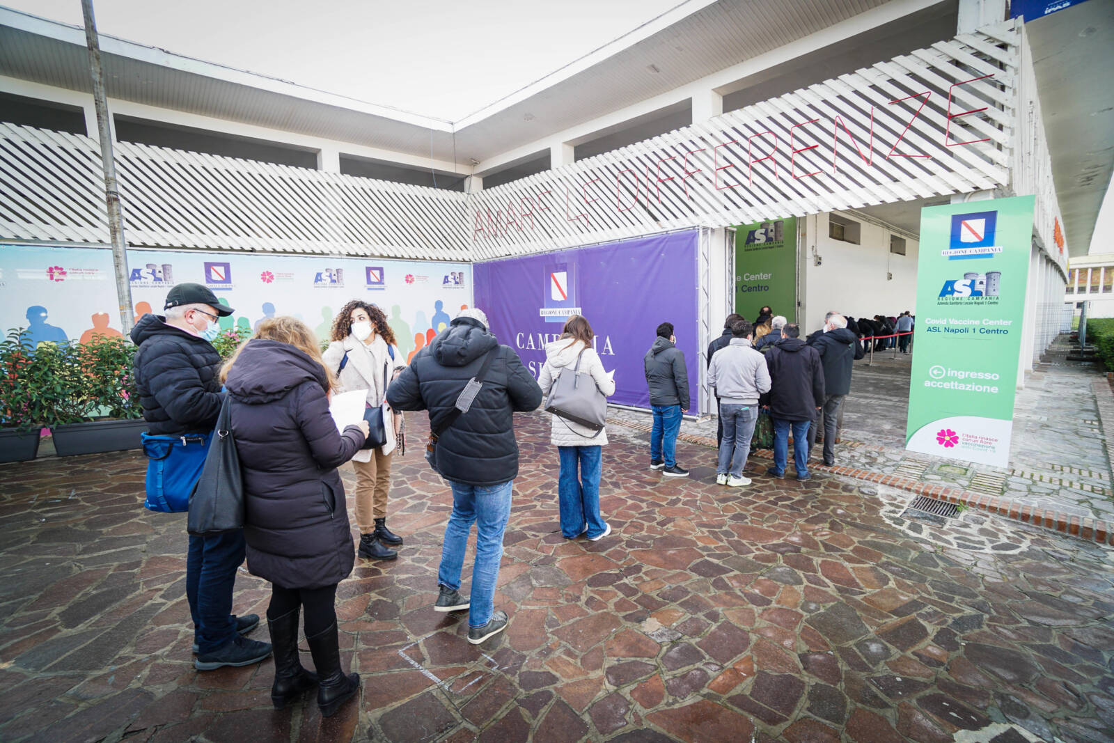 Vaccini: Mostra Oltremare Napoli, centinaia sanitari in fila