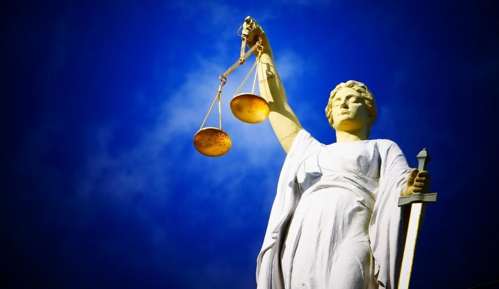Tribunale Weimar: no mascherine, distanziamento e test per gli studenti