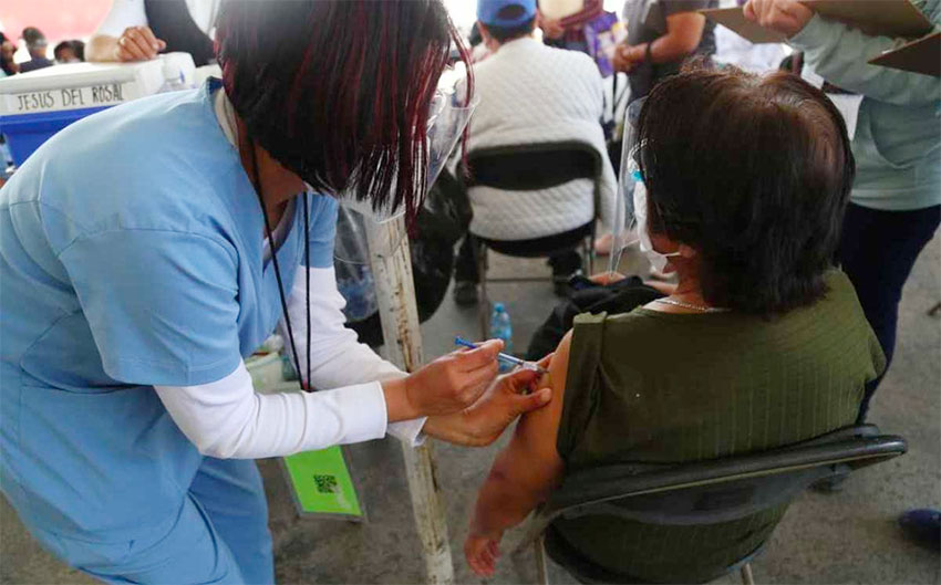 A healthcare worker administers a vaccine shot in Hidalgo.